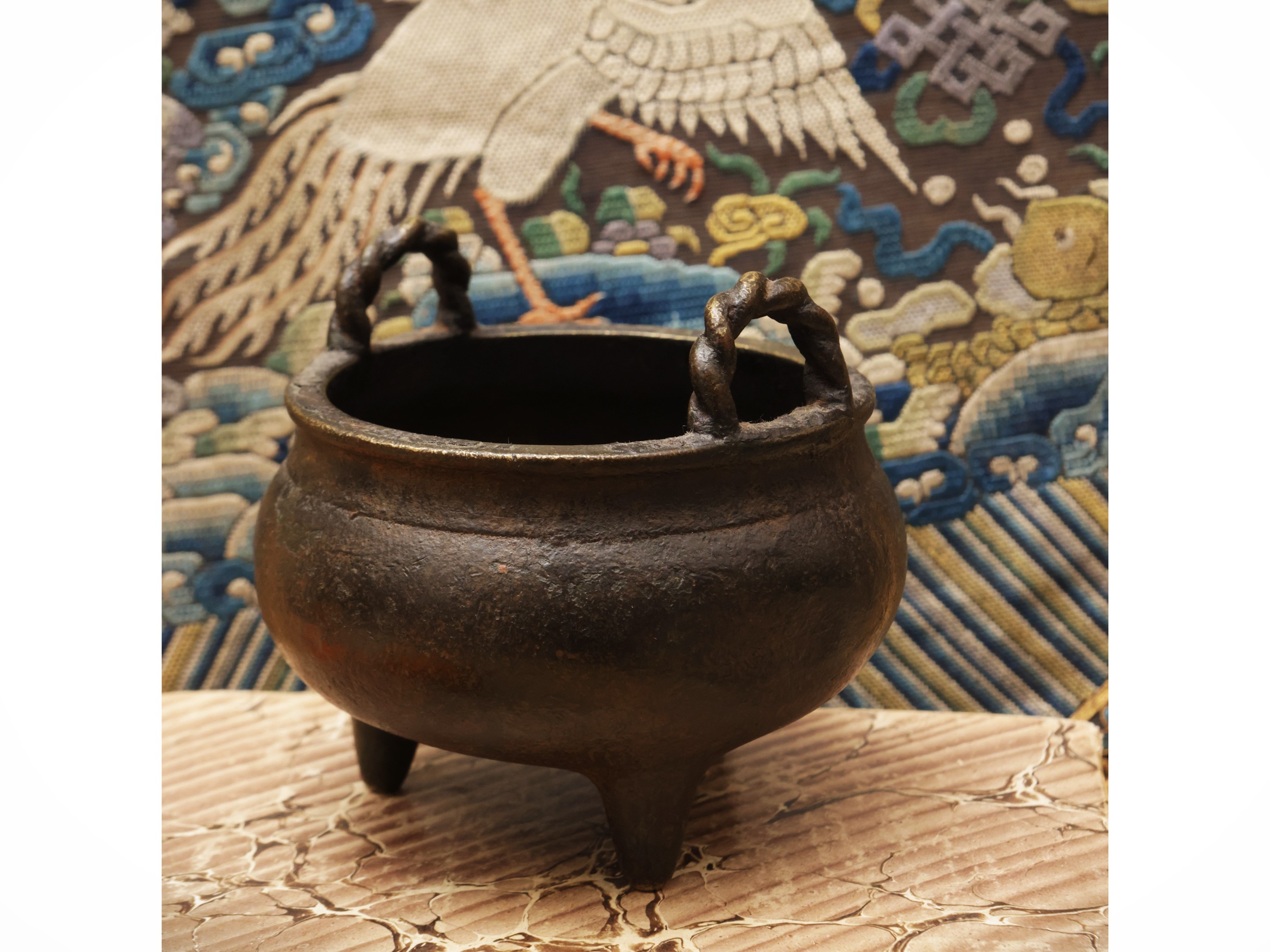 Bronze tripod censer, China, Qing dynasty, bearing apocryphal mark