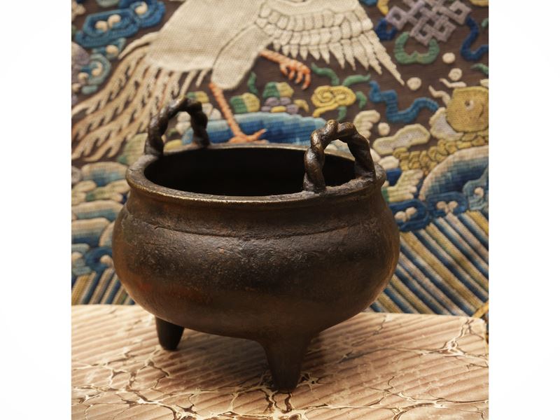 Incensiere tripode in bronzo con manici a corda ritorta, Cina, dinastia Qing