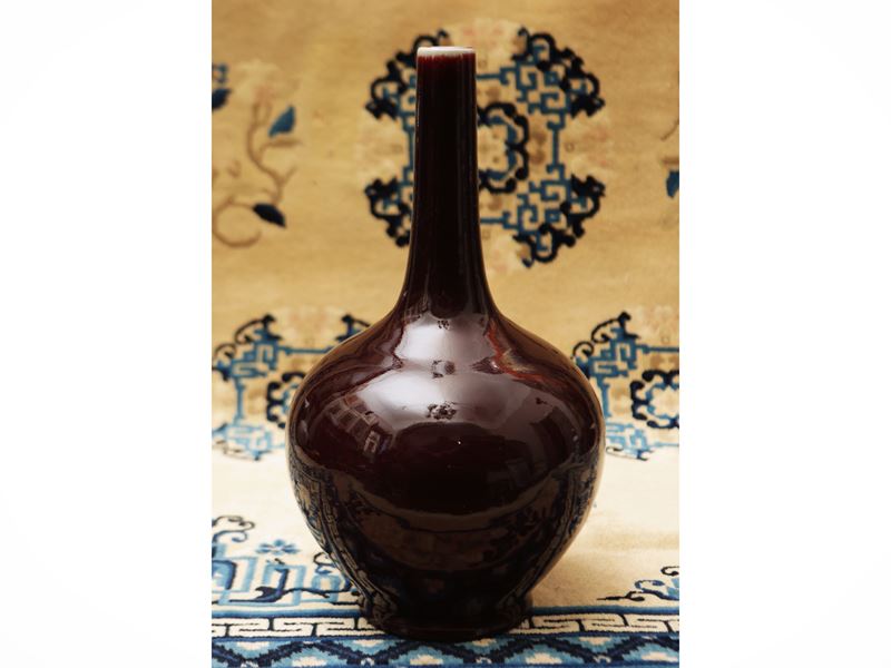 Vaso in porcellana a smalto rosso, Cina, dinastia Qing.