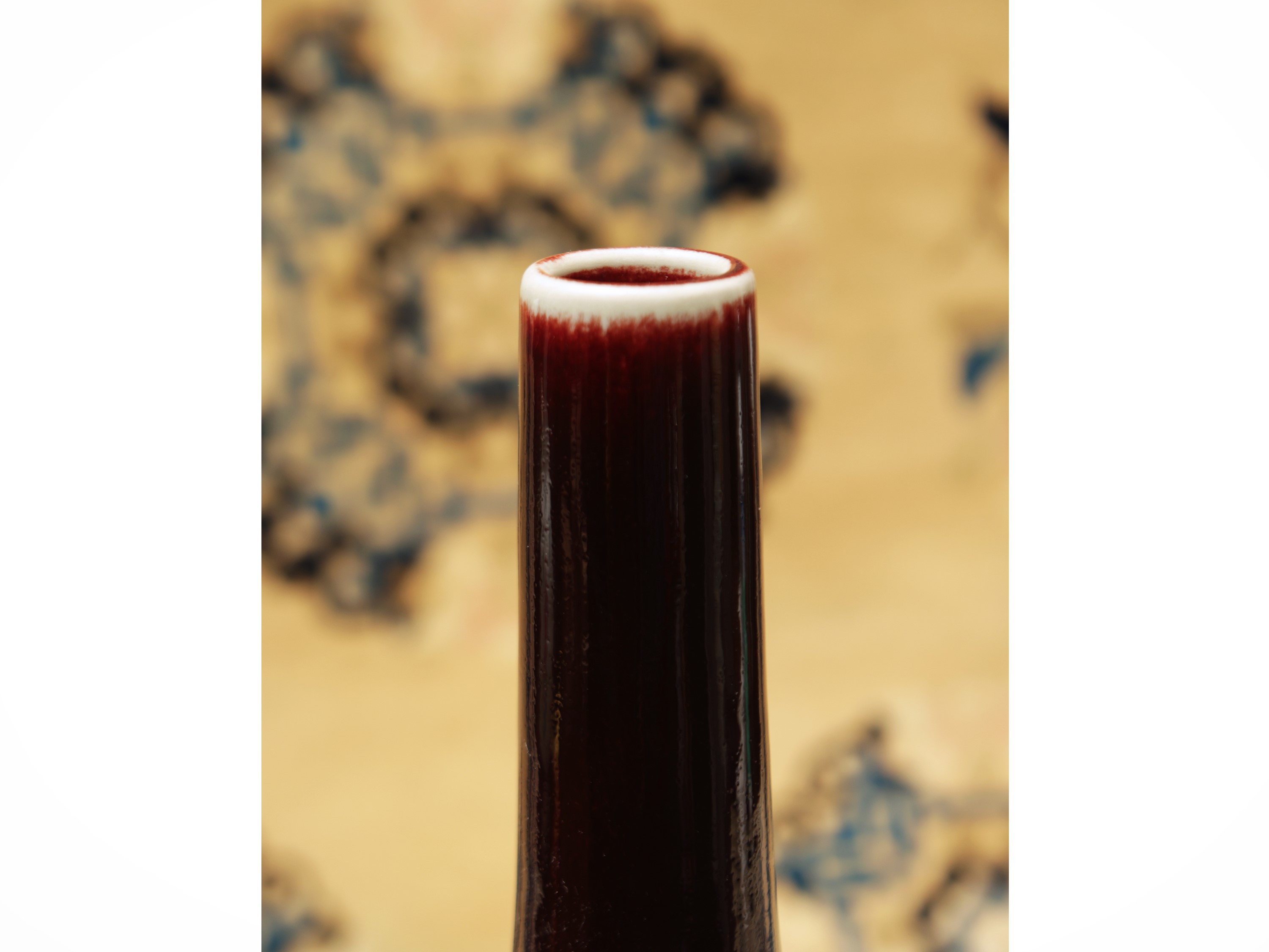 Vaso in porcellana a smalto rosso, Cina, dinastia Qing.