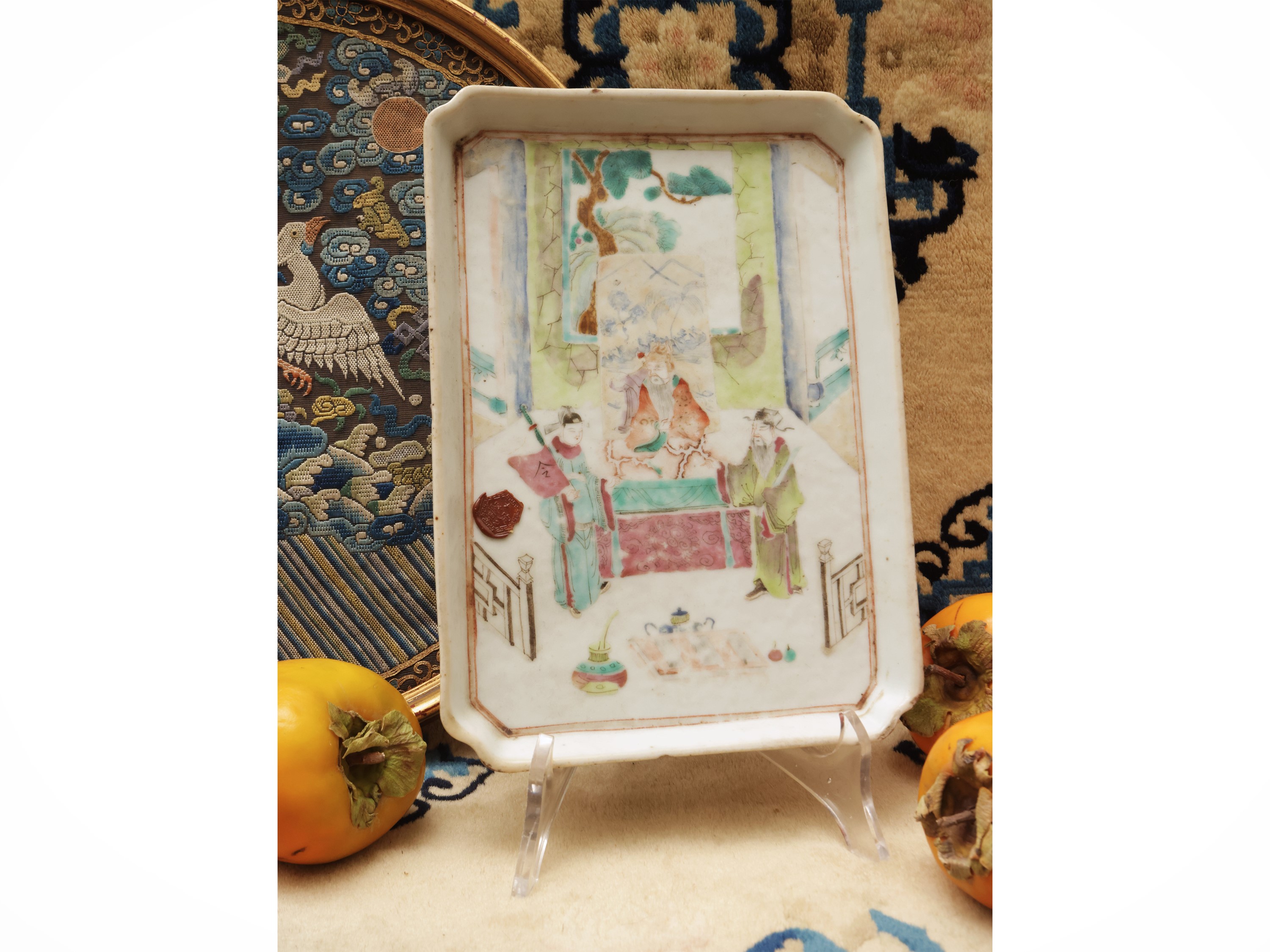 Vassoio ettangolare in porcellana con decorazione famille rose, Cina, dinastia Qing, sec. XIX
