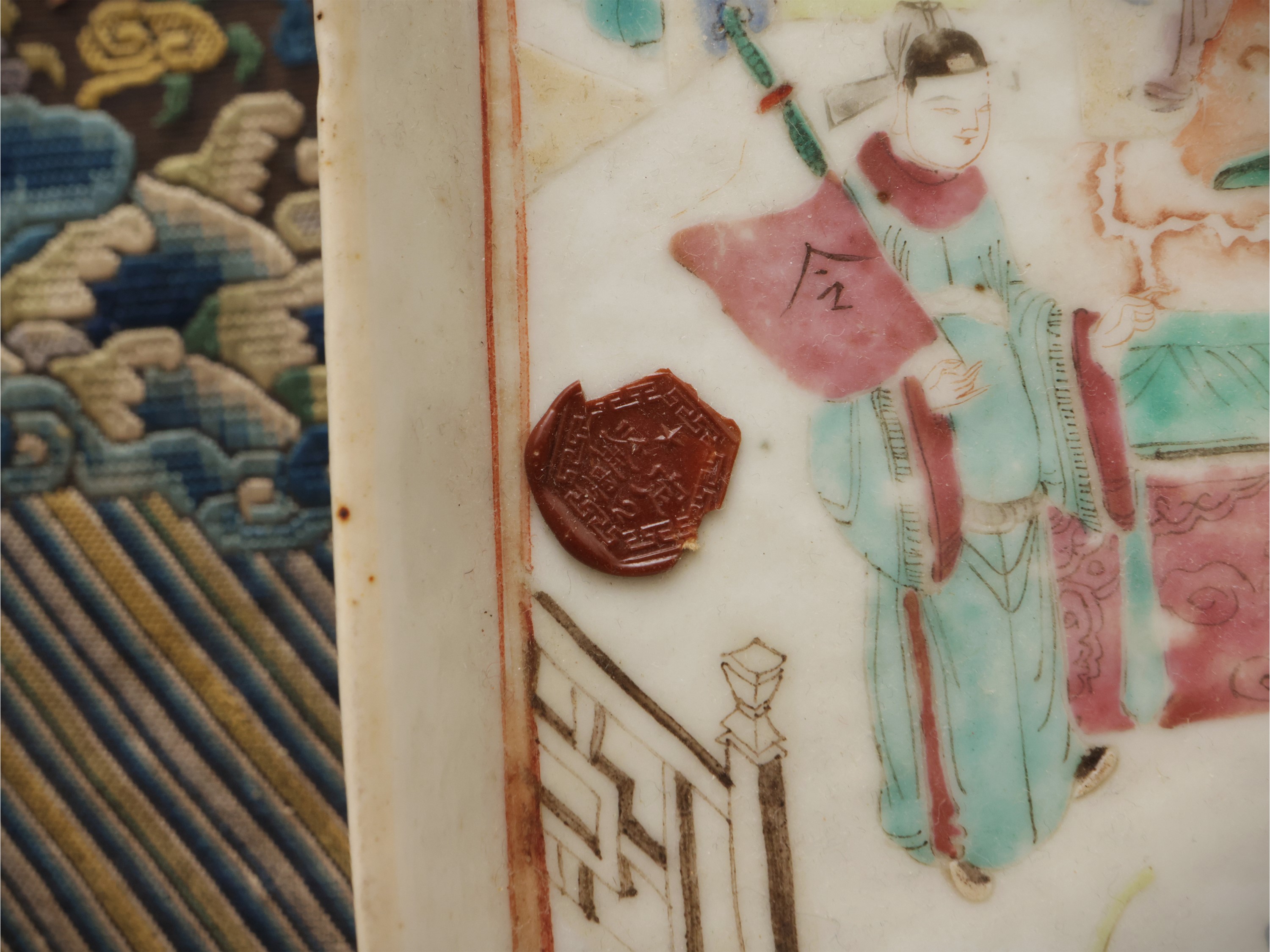 Vassoio ettangolare in porcellana con decorazione famille rose, Cina, dinastia Qing, sec. XIX