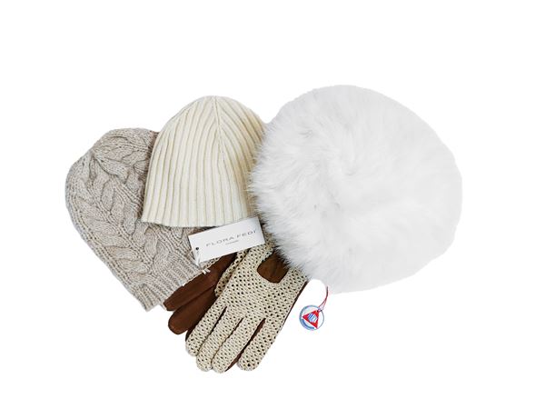 Tre cappelli invernali e guanti da guida