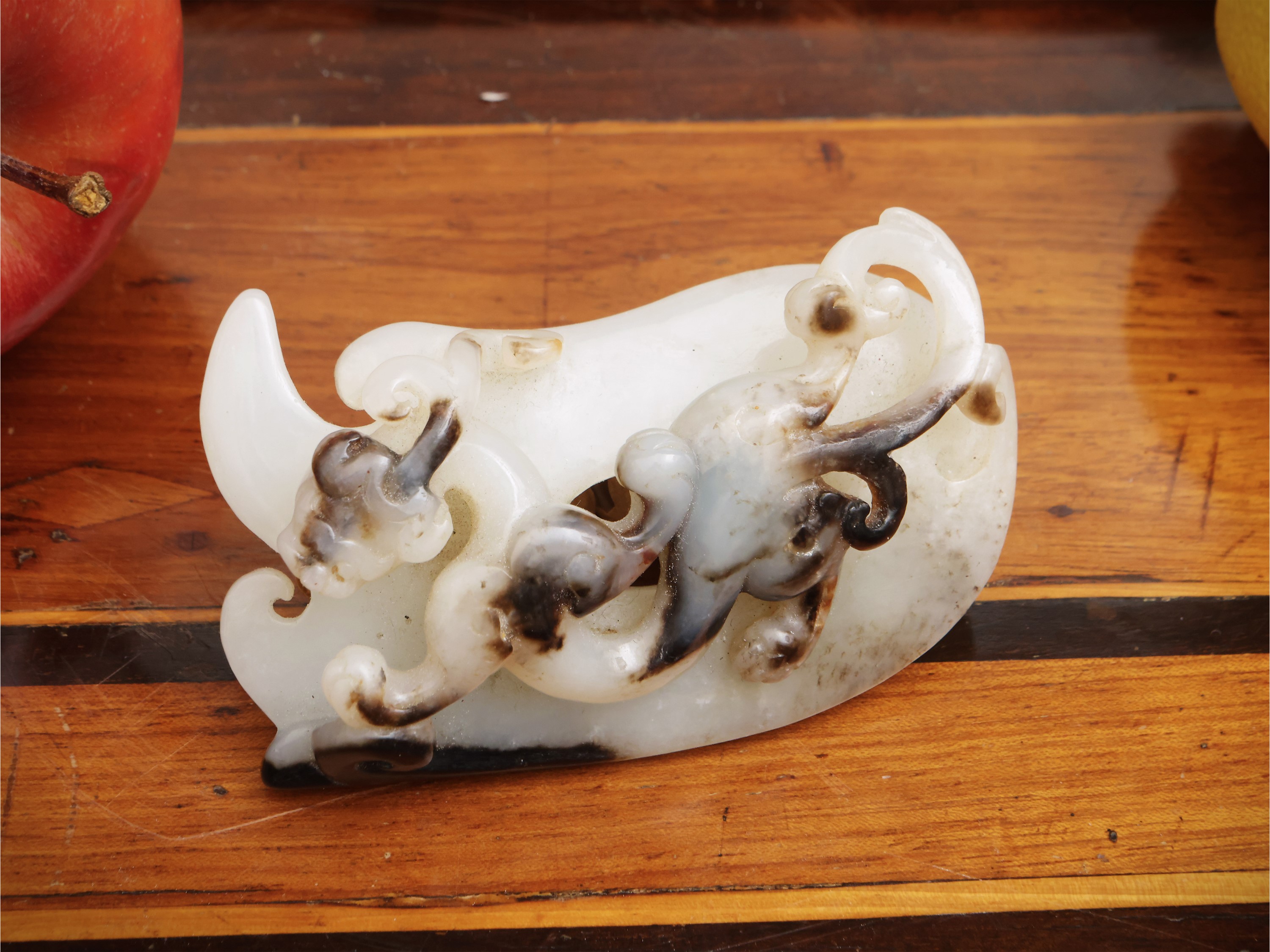Placchetta in giada con decorazione a Chilong, Cina, sec. XX, lungh. cm 7,5