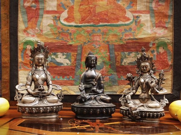 Gruppo di tre figure buddhiste in bronzo, area himalayana