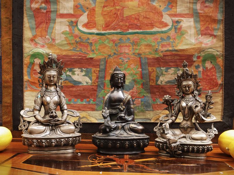 Gruppo di tre figure buddhiste, bronzo fuso, area himalayana