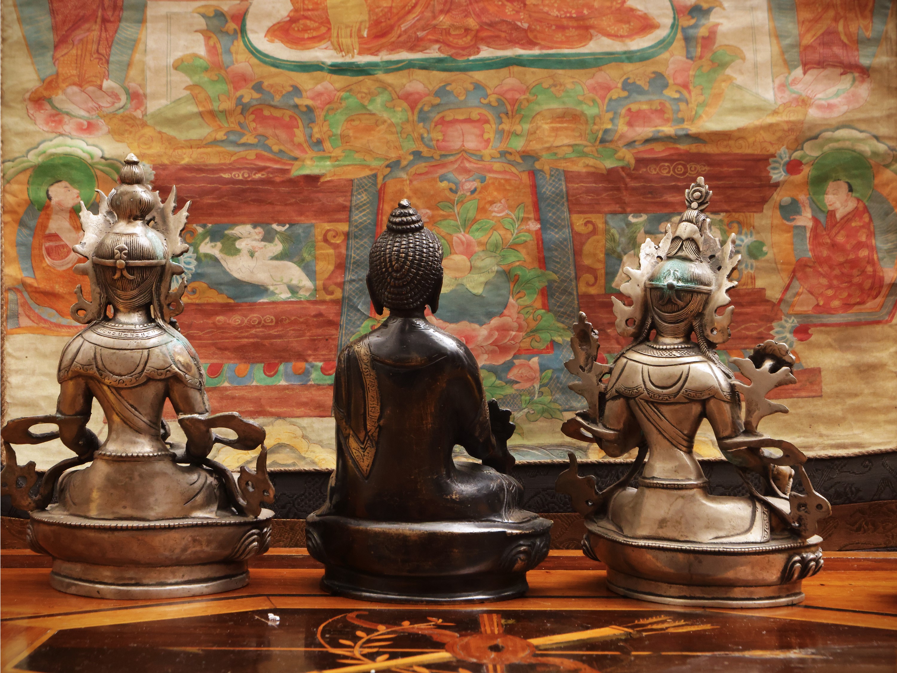 Gruppo di tre figure buddhiste, bronzo fuso, area himalayana