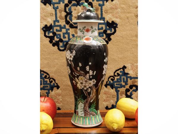 Vaso in porcellana a smalti famiglia verde su fondo nero, Cina, tardo periodo Qing