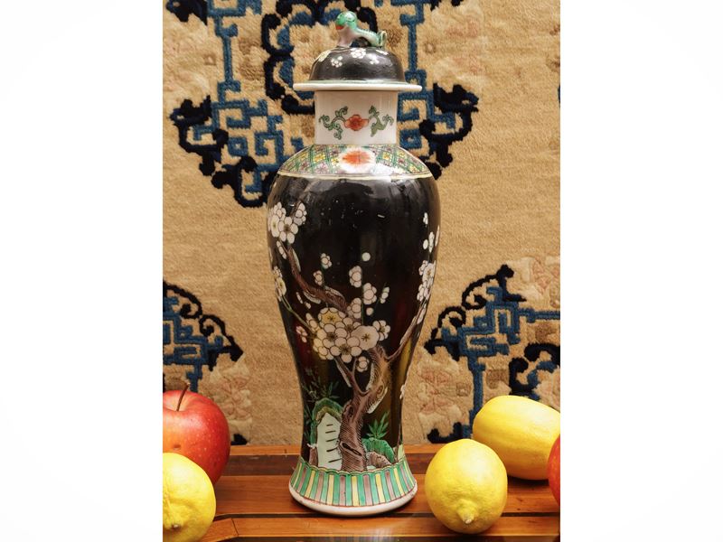 Vaso in porcellana a smalti famiglia verde su fondo nero, Cina, tardo periodo Qing