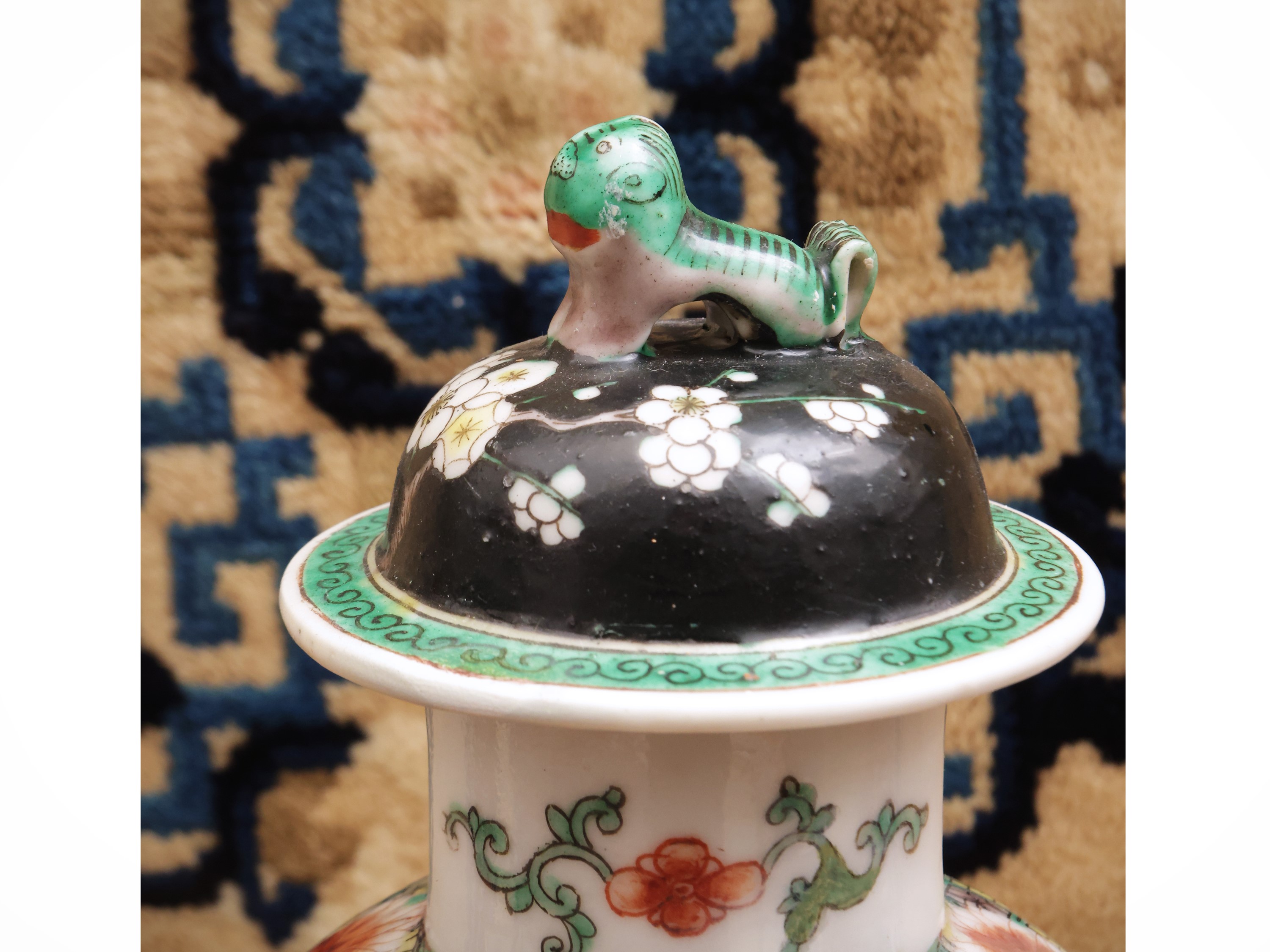Vaso in porcellana a smalti famiglia verde su fondo nero, Cina, tardo periodo Qing
