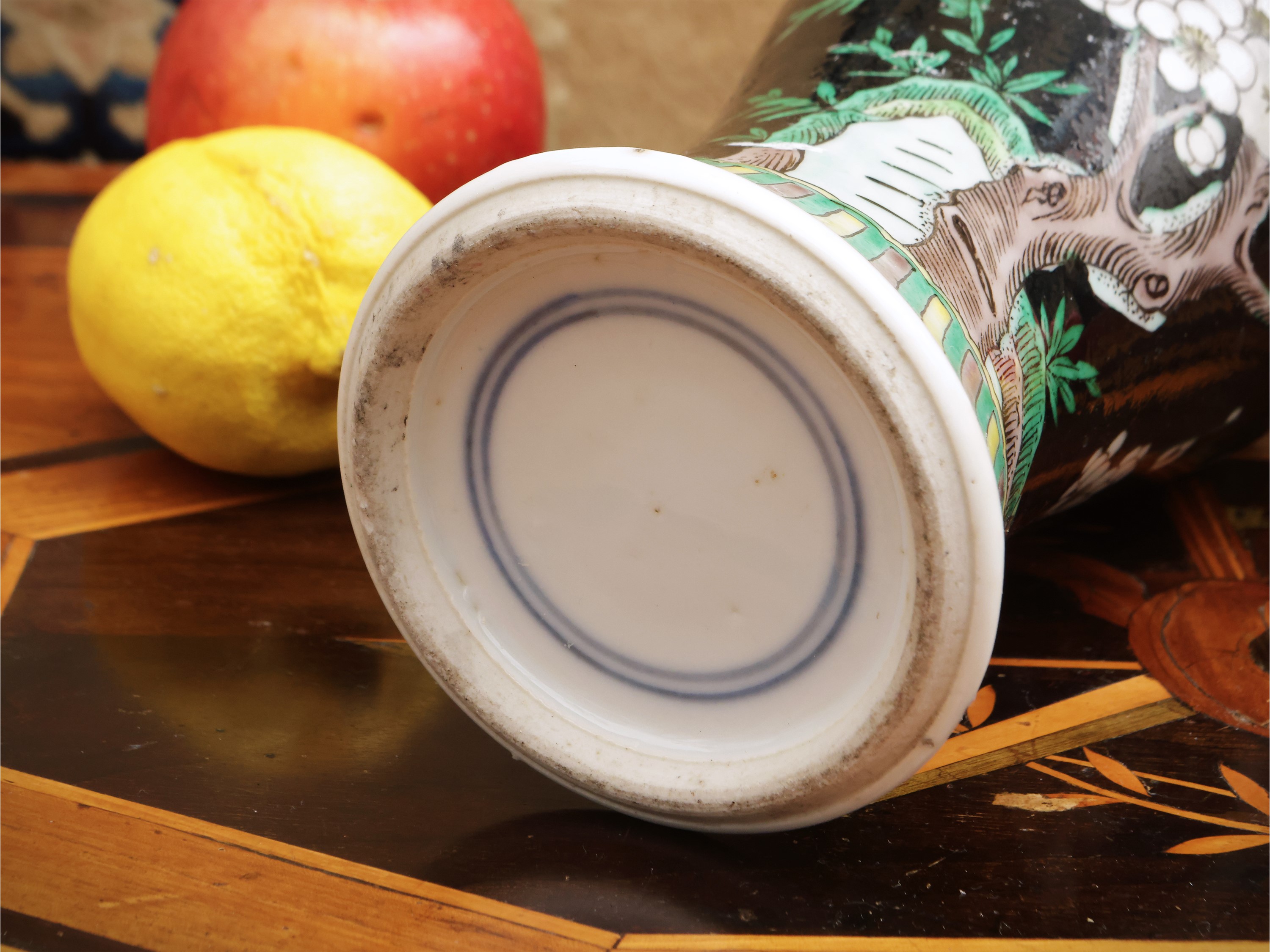 Vaso in porcellana a smalti famiglia verde su fondo nero, Cina, tardo periodo Qing