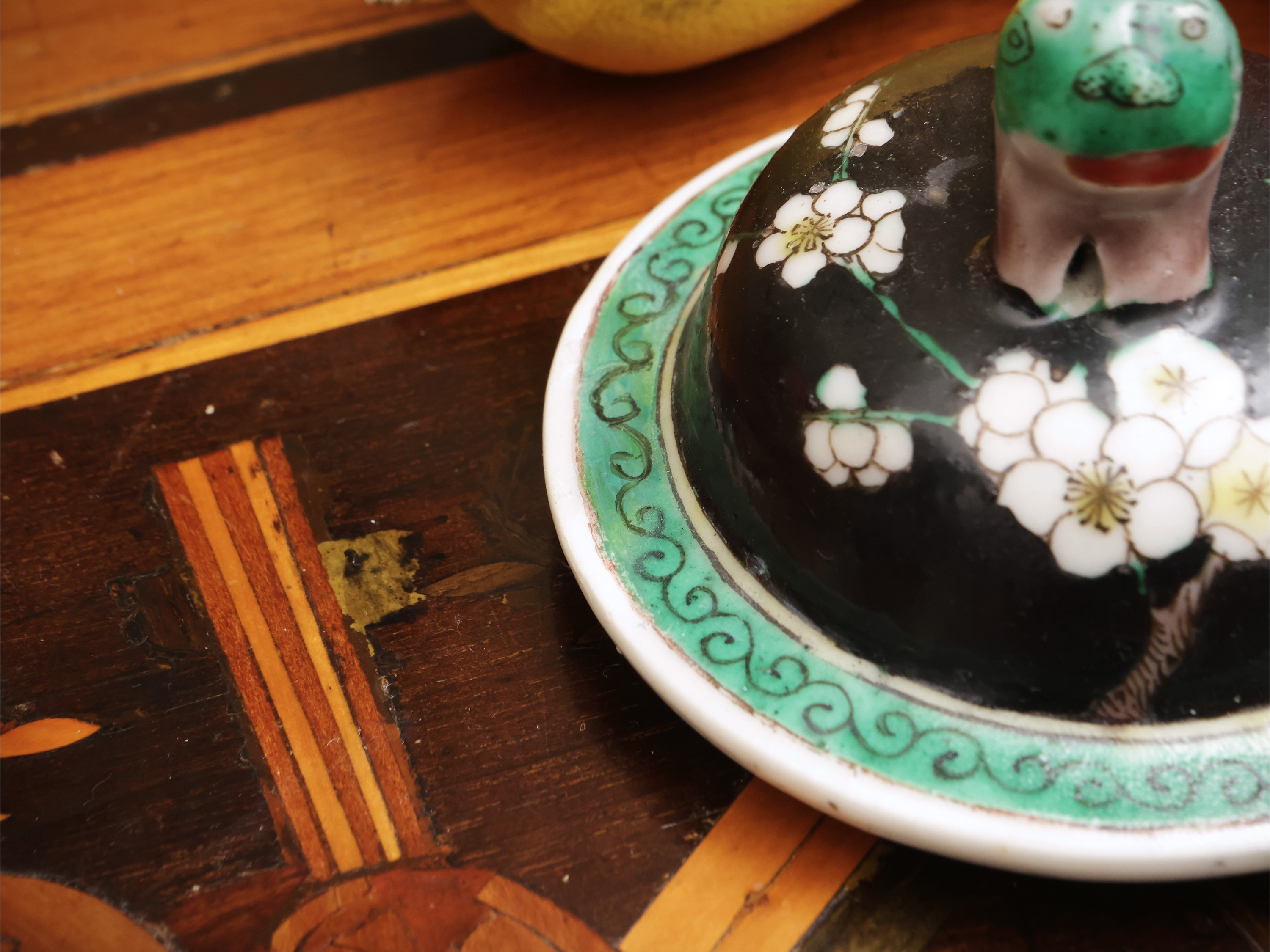 Vaso in porcellana a smalti famiglia verde su fondo nero, Cina, tardo periodo Qing