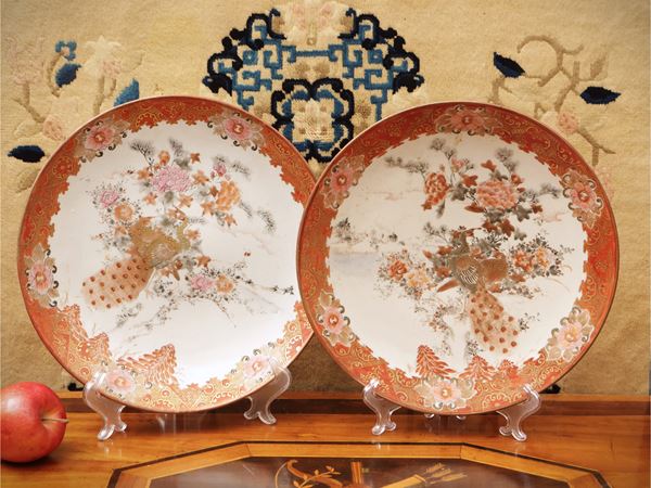 Coppia di piatti in porcellana Kutani, Giappone, periodo Meiji–Taisho