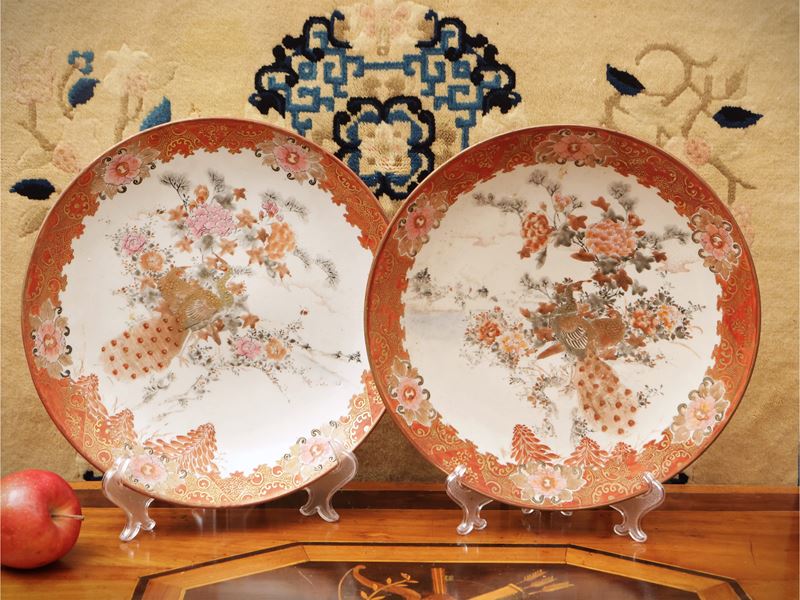 Coppia di piatti in porcellana Kutani, Giappone, periodo Meiji–Taisho, diametro cm 31