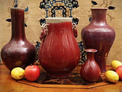 Gruppo di quattro vasi in porcellana a smalto rosso sangue di bue (sang-de-boeuf), Cina, XIX seco...