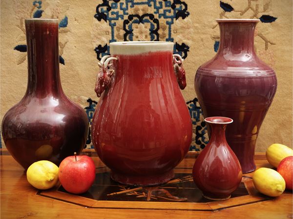 Gruppo di quattro vasi in porcellana a smalto rosso sangue di bue (sang-de-boeuf), Cina