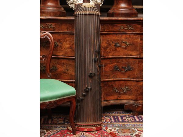 Strumento musicale “koto” in legno con 13 corde, Giappone, periodo Meiji (1868–1912)