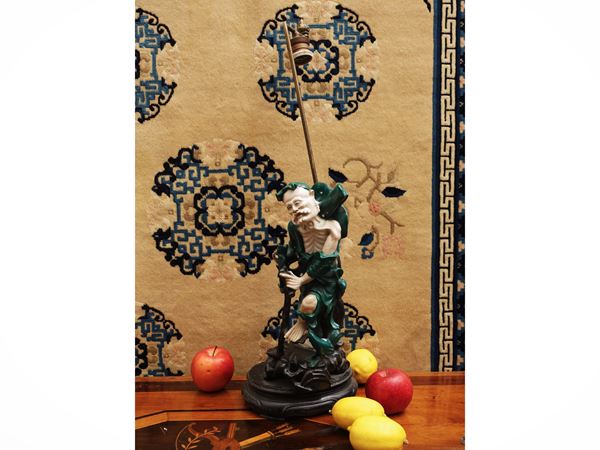 Figura in porcellana dipinta raffigurante Tieguai Li, uno degli Otto Immortali, Cina, sec. XX