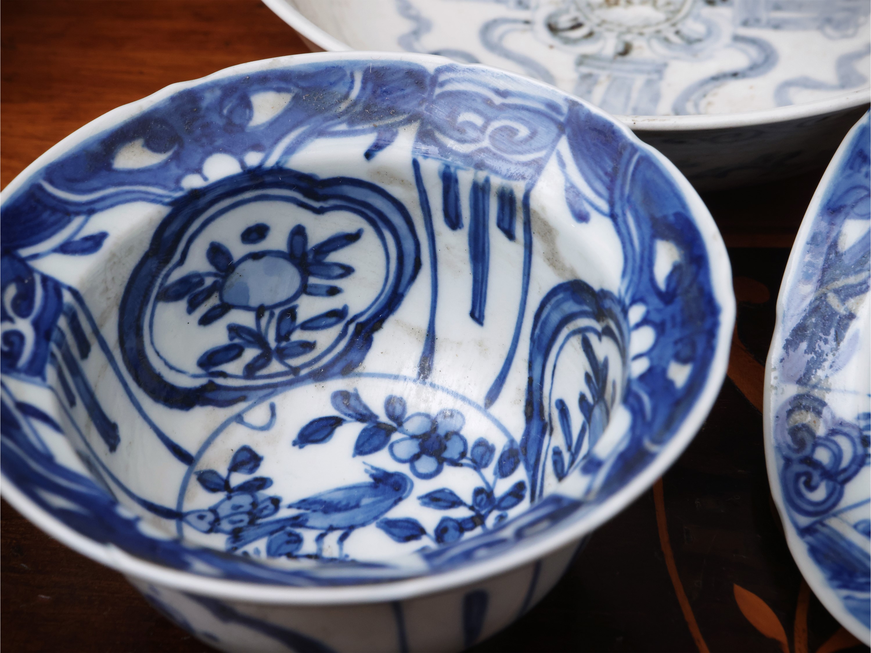 Cina, Dinastia Qing, Gruppo di cinque ciotole in porcellana bianco e blu