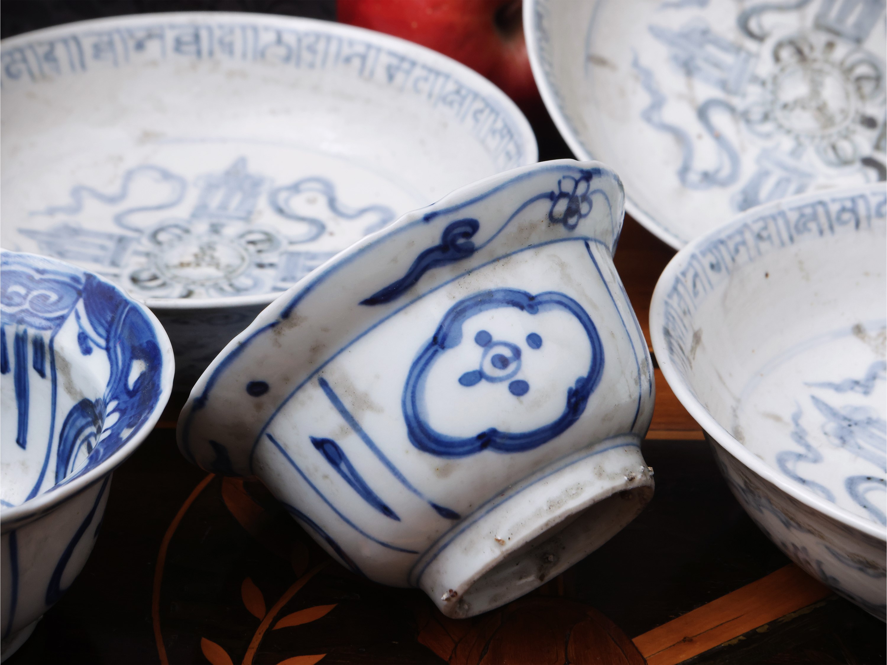 Cina, Dinastia Qing, Gruppo di cinque ciotole in porcellana bianco e blu