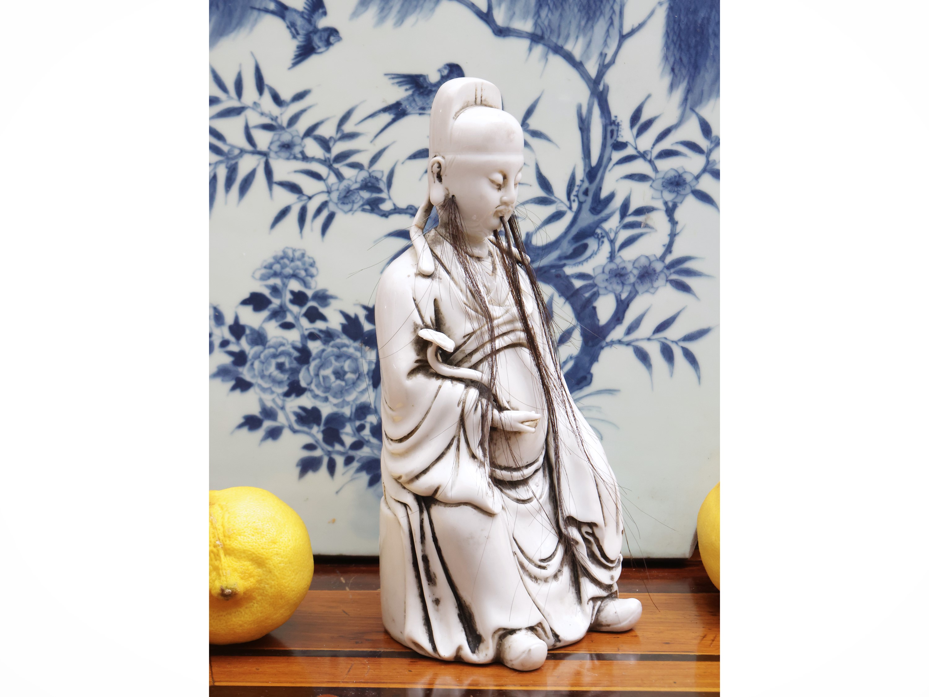 Cina, Figura in porcellana 'blanc de Chine' di Wenchang Xingjun, h 20 cm
