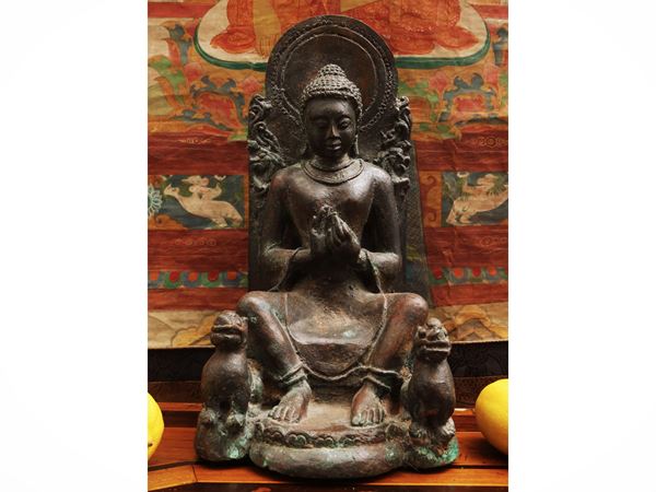 Figura in bronzo raffigurante Buddha in dharmachakra mudra, area Himalayana, sec. XIX–XX