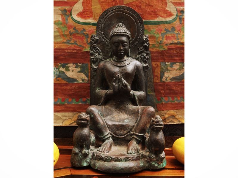 Figura in bronzo raffigurante Buddha in dharmachakra mudra, area Himalayana, sec. XIX–XX