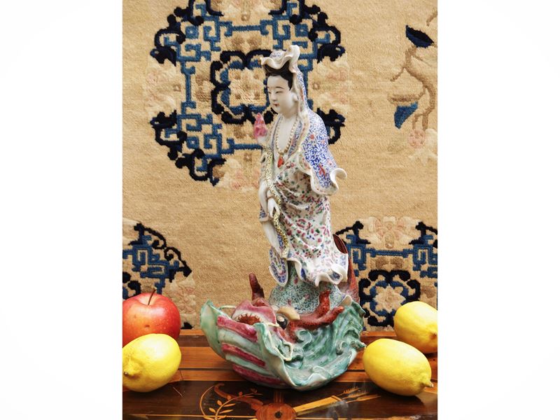 Figura di Guanyin in porcellana policroma, Cina, periodo Repubblica