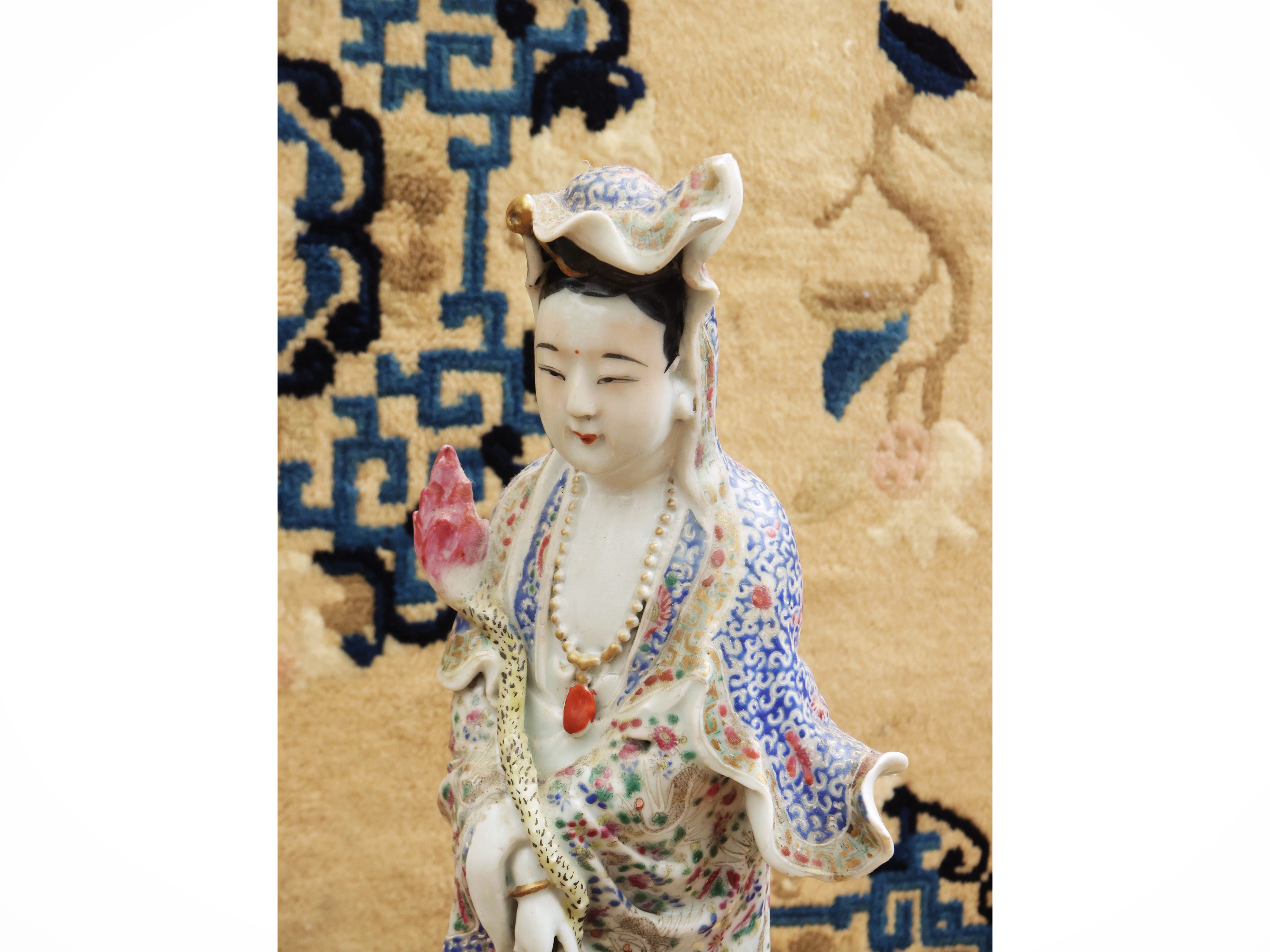 Figura di Guanyin in porcellana policroma, Cina, periodo Repubblica