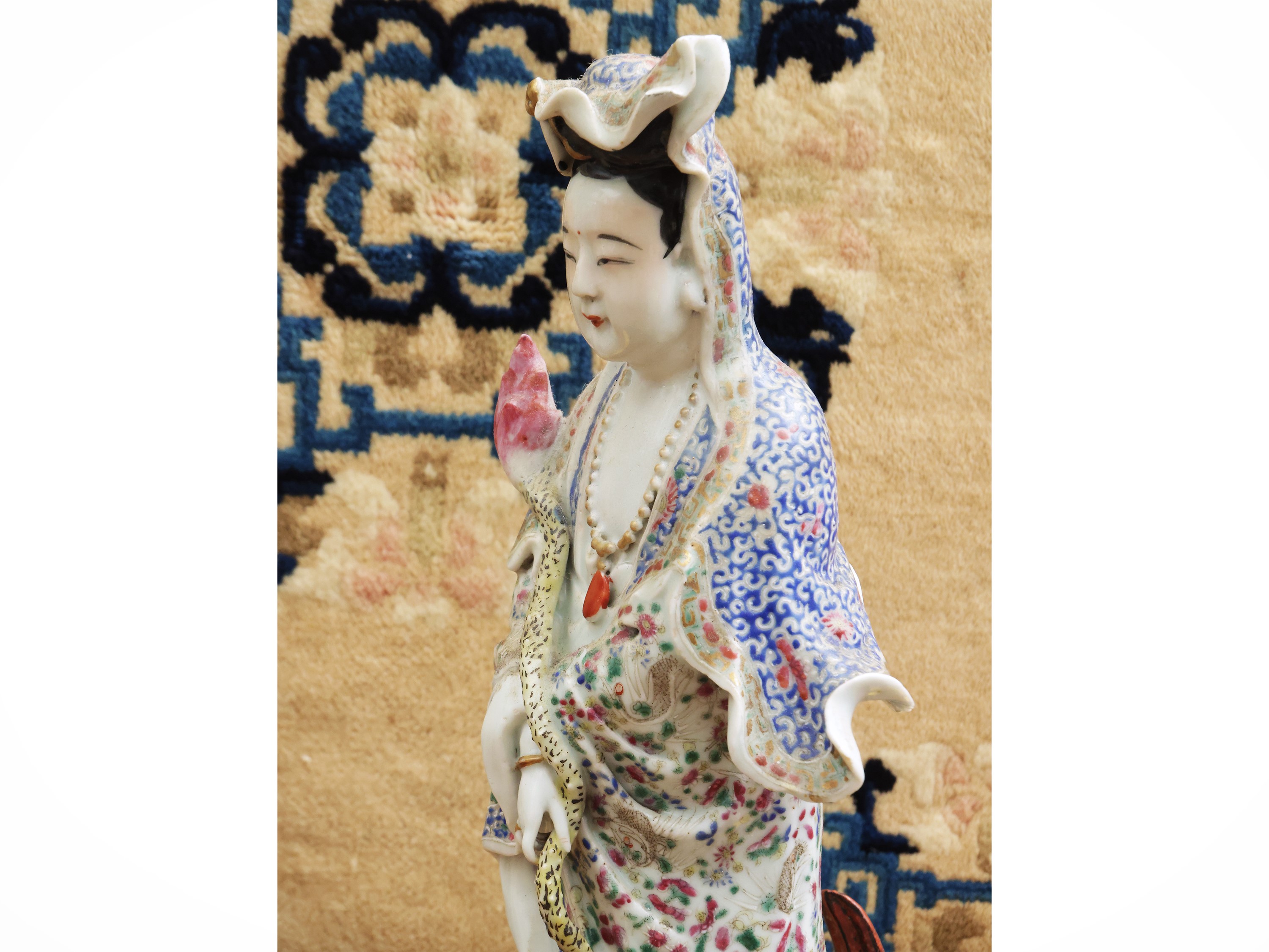 Figura di Guanyin in porcellana policroma, Cina, periodo Repubblica