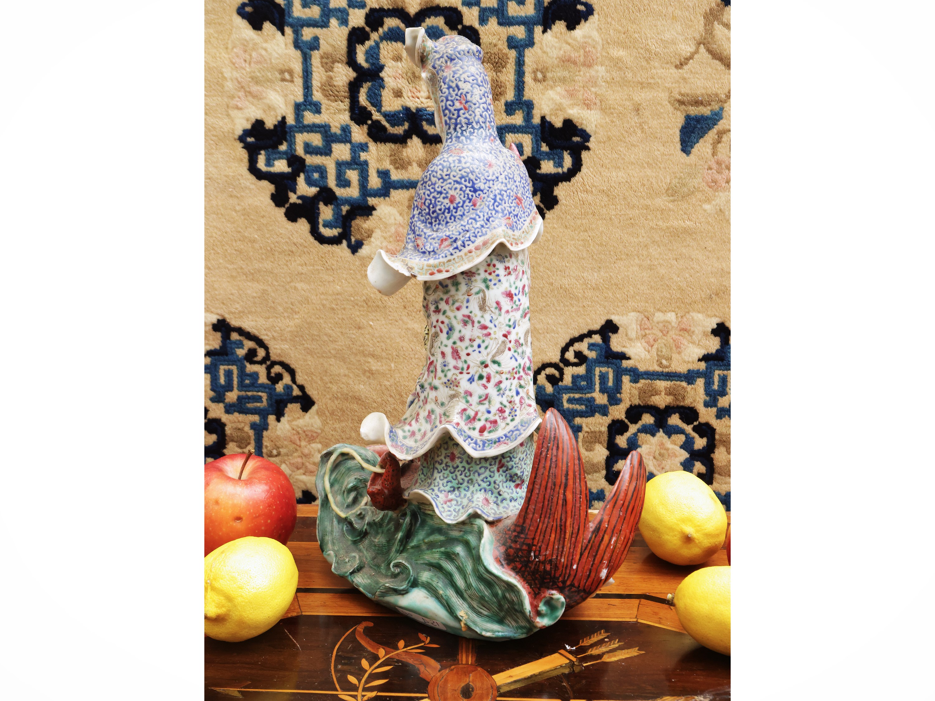Figura di Guanyin in porcellana policroma, Cina, periodo Repubblica