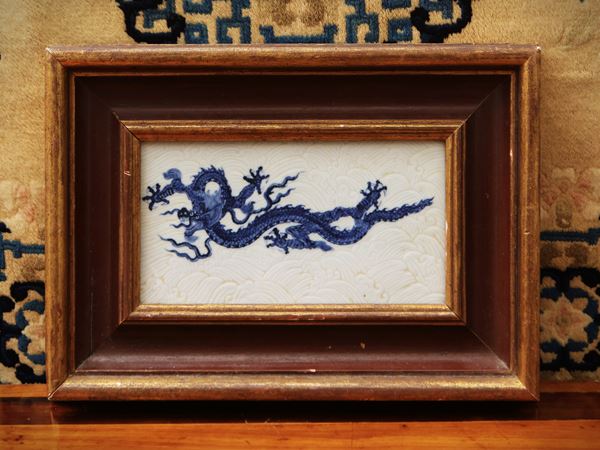 Pannello in porcellana bianco blu con drago, Cina, periodo Repubblica