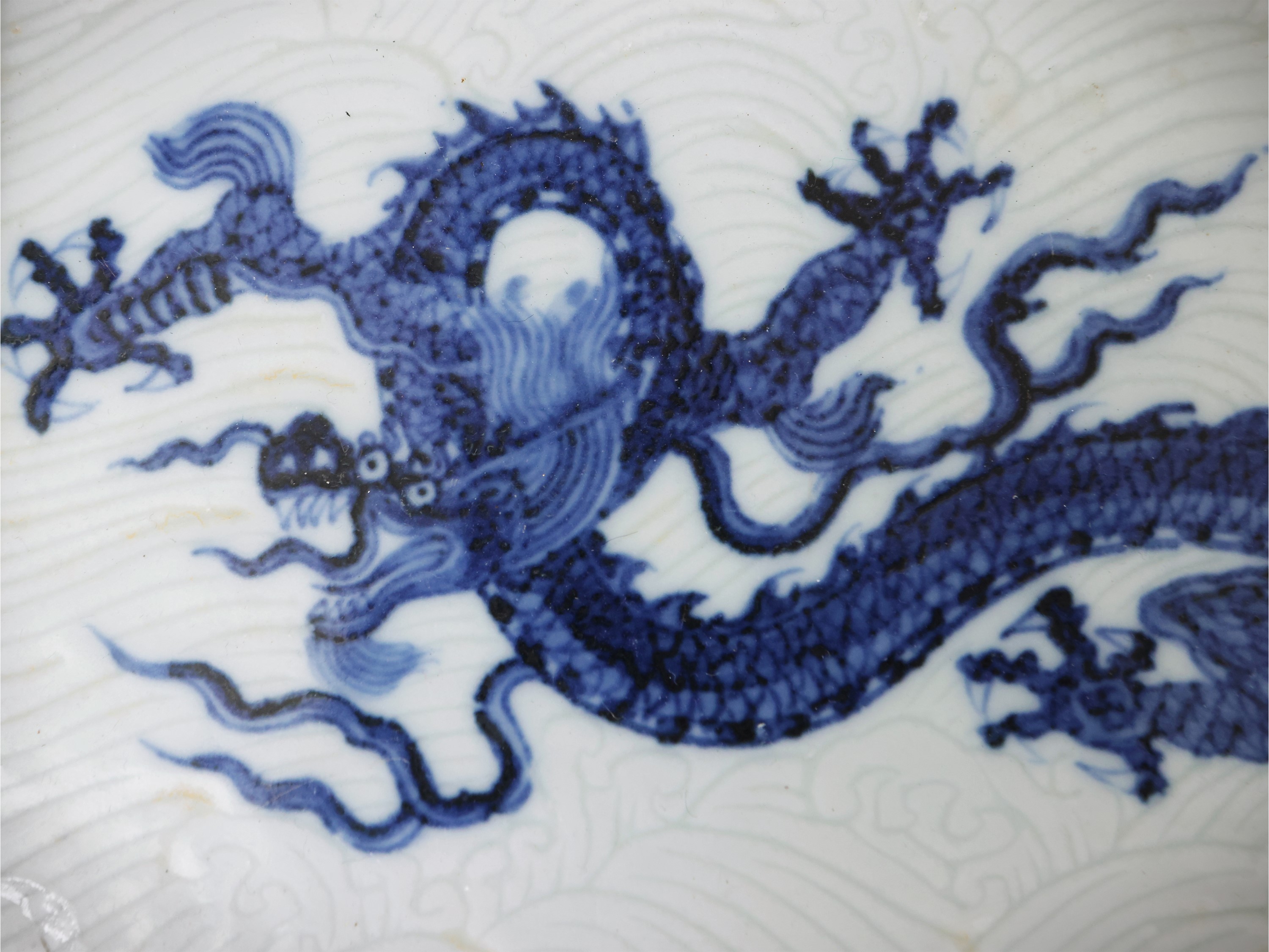 Pannello in porcellana bianco e blu con drago, Cina, periodo Repubblica, cm 10 x 19