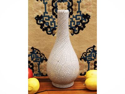 Vaso in porcellana a imitazione della copertura 'Ge', Cina, h 29 cm, sec. XX-XXI