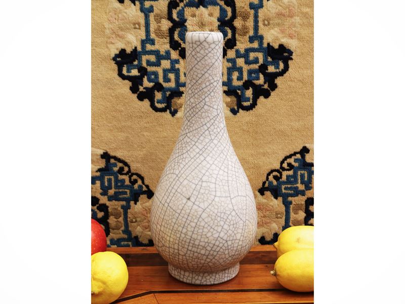 Vaso in porcellana a imitazione della copertura 'Ge', Cina, h 29 cm, sec. XX-XXI