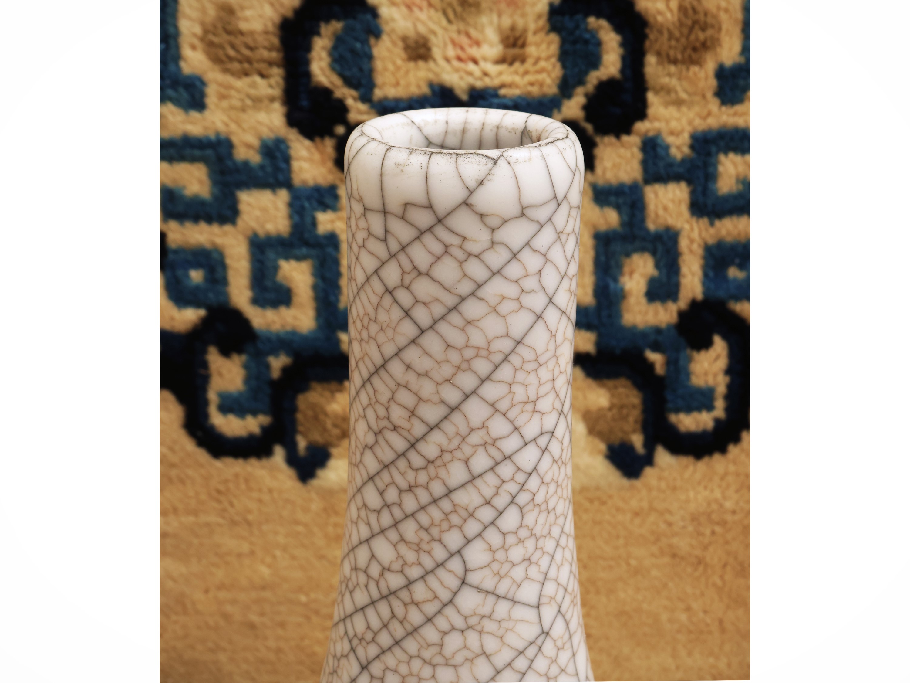 Vaso in porcellana a imitazione della copertura 'Ge', Cina, h 29 cm, sec. XX-XXI