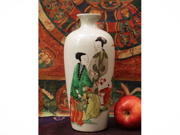 Vaso in porcellana a smalti wucai con figure, Cina, sec. XX–XXI