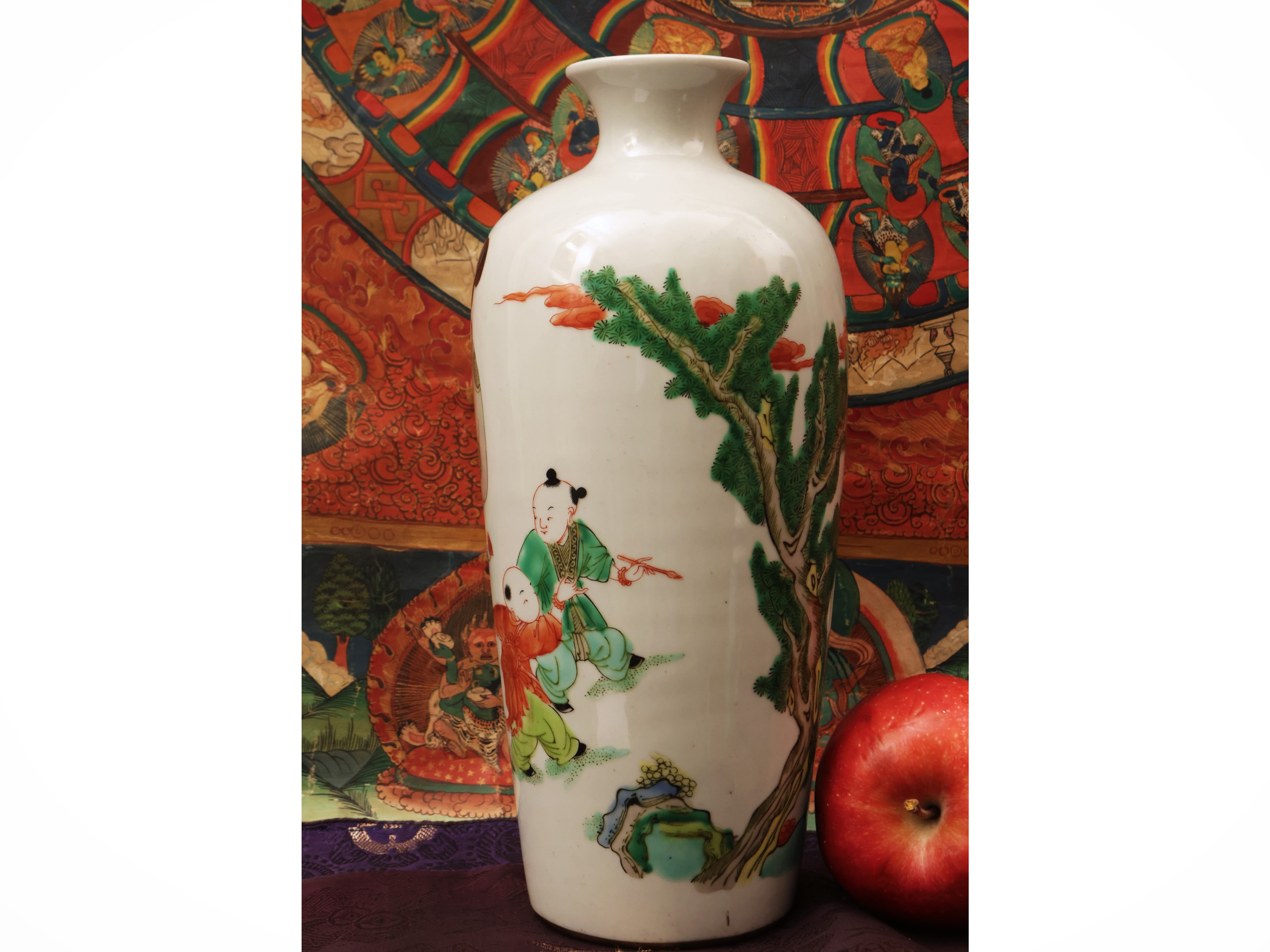 Vaso in porcellana wucai con decorazioni figurative, Cina, sec. XX–XXI
