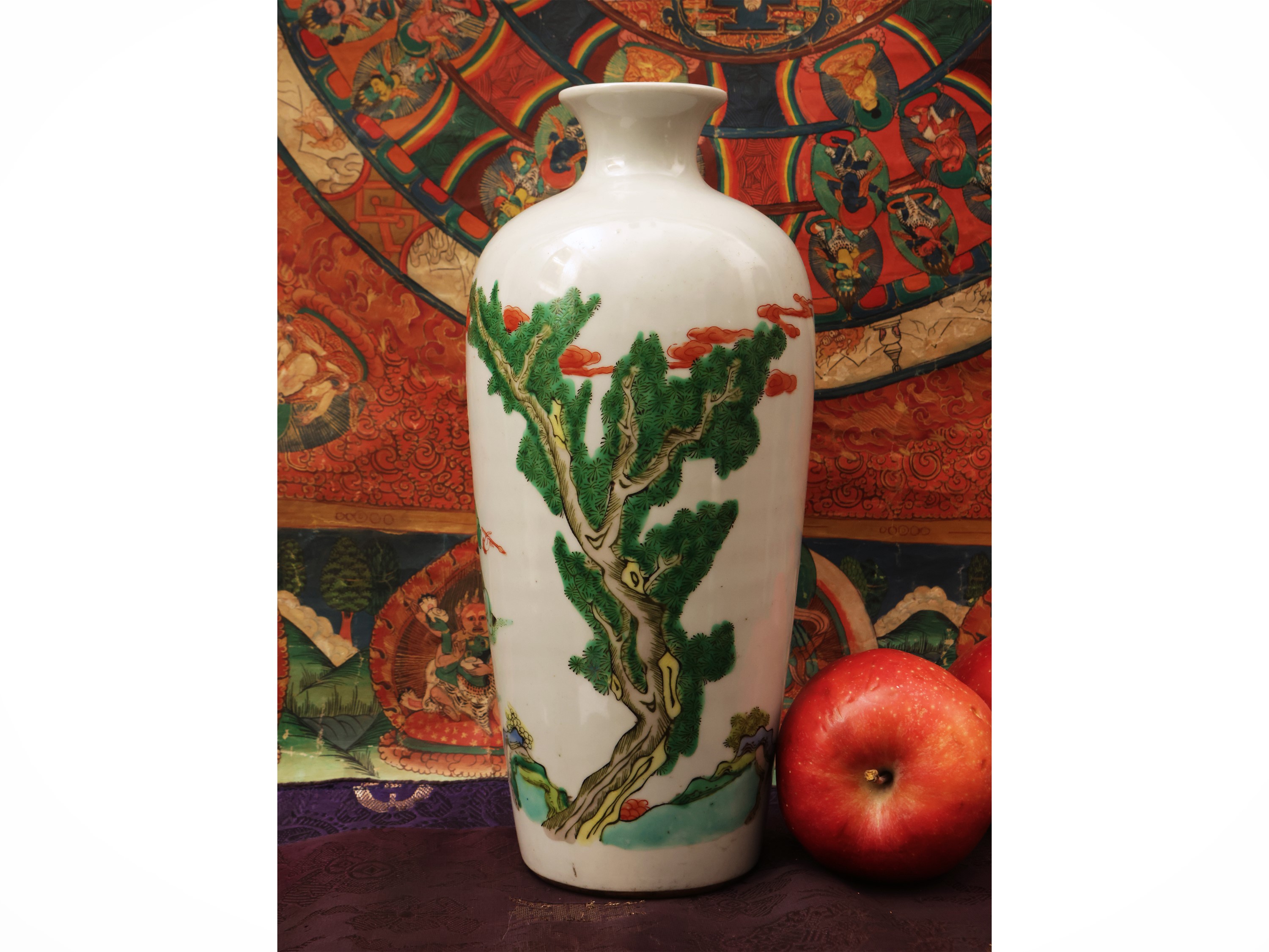 Vaso in porcellana wucai con decorazioni figurative, Cina, sec. XX–XXI
