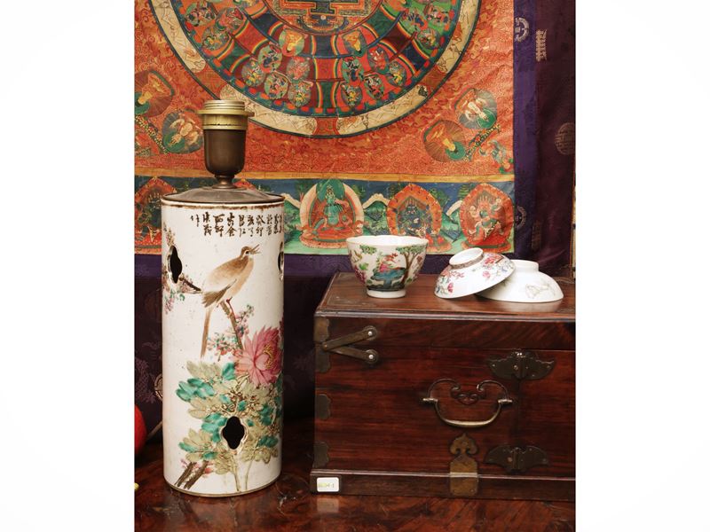 Gruppo di portacappello, due piattini e una tazzina, Cina, dinastia Qing