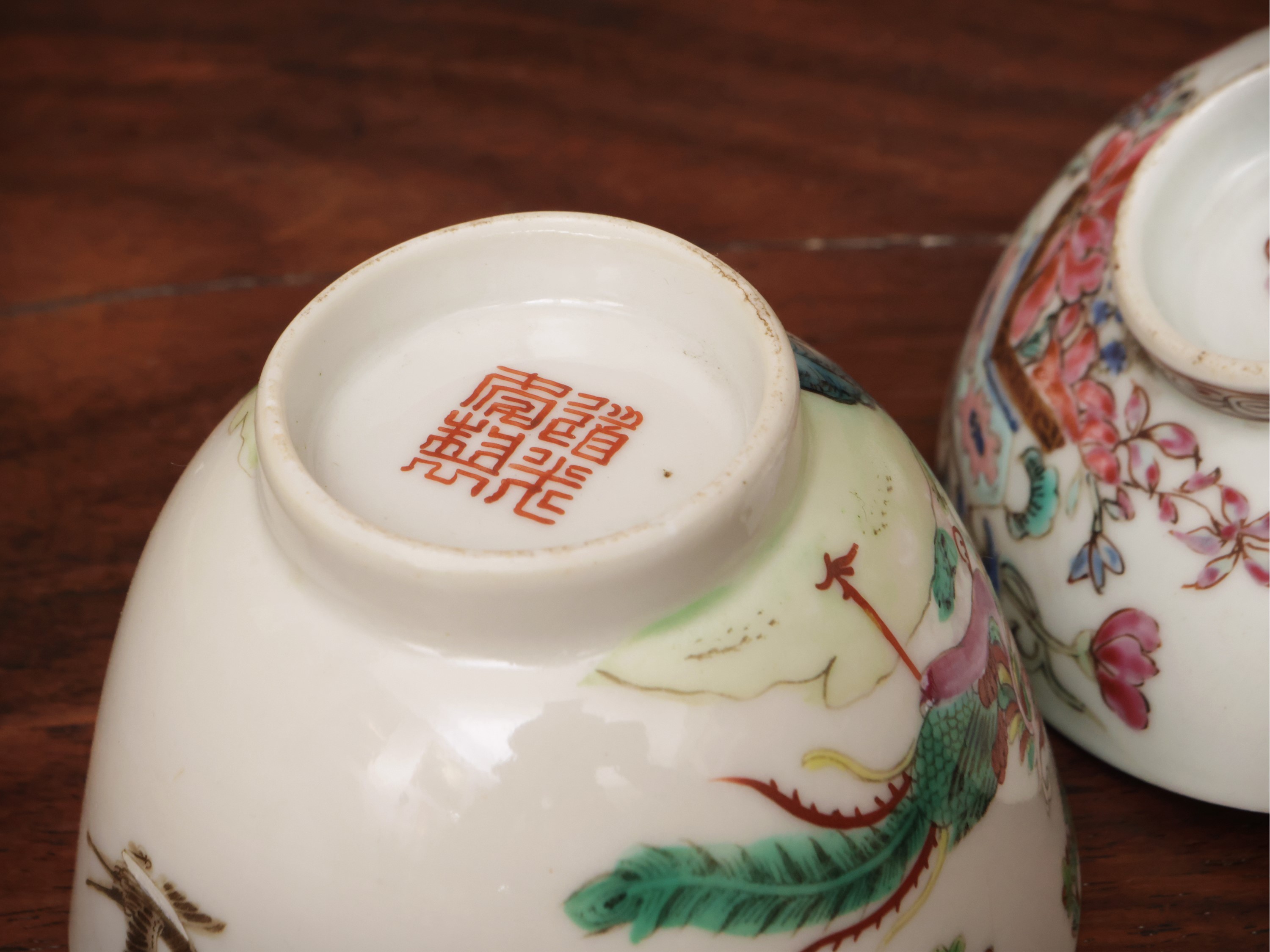 Gruppo di portacappello, due piattini e una tazzina, Cina, dinastia Qing