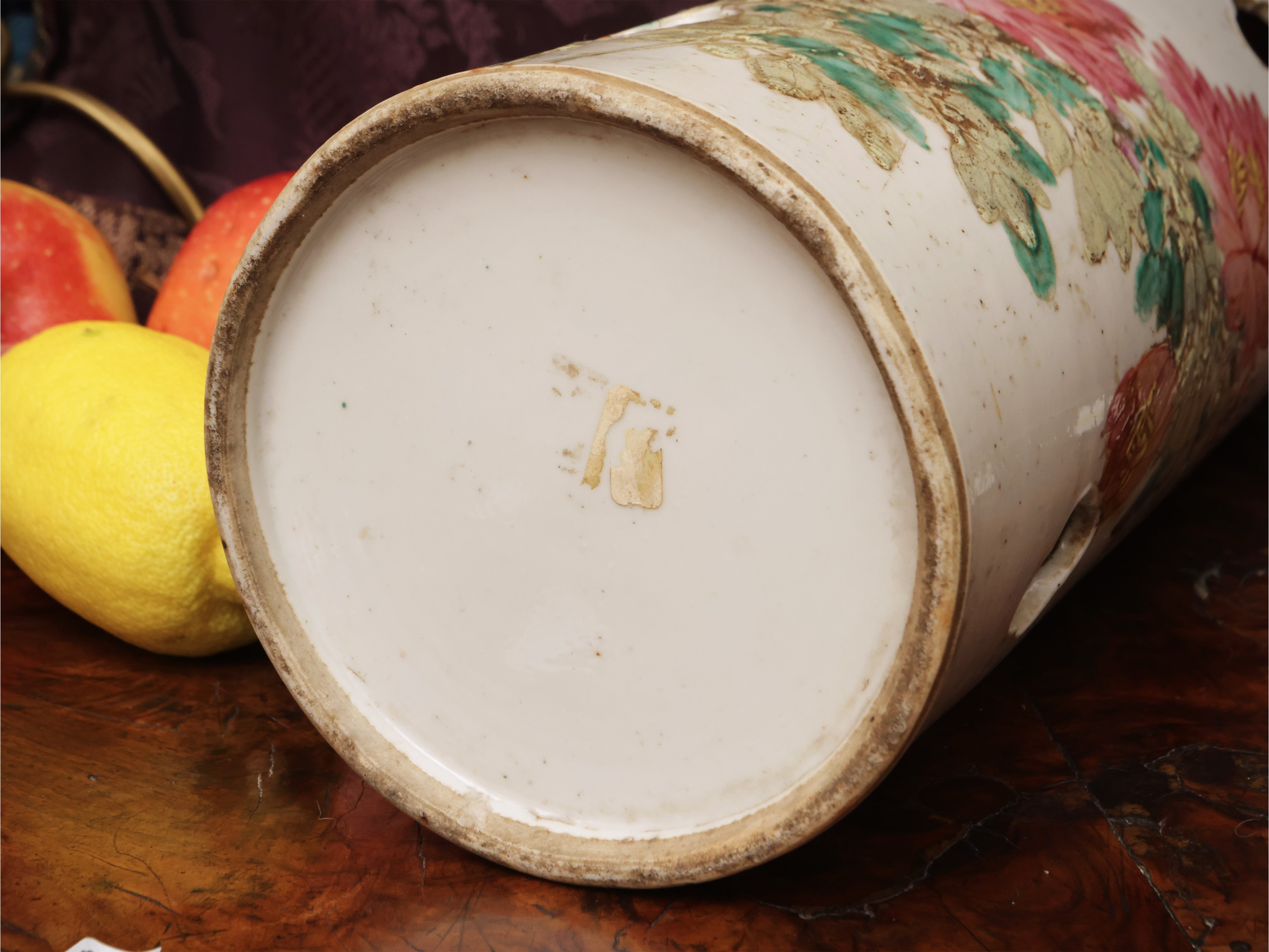 Gruppo di portacappello, due piattini e una tazzina, Cina, dinastia Qing