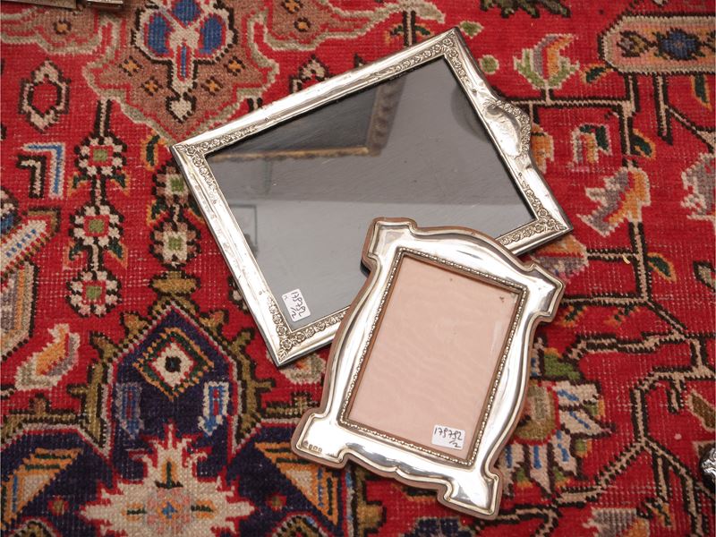 Due cornici per fotografie rivestite in argento