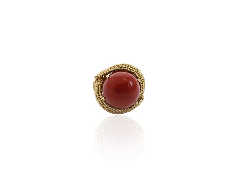 Anello Retrò a nodo in oro giallo con corallo rosso cabochon, anni '50/'60