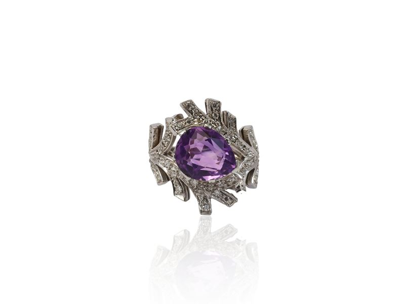 Anello in oro bianco con diamanti e ametista