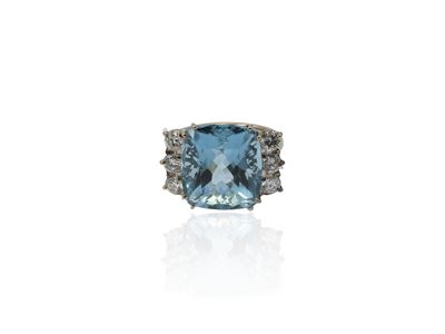 Anello in oro bianco, diamanti e acquamarina di ct 10