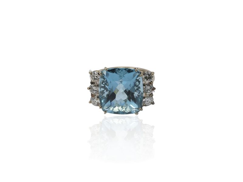 Anello in oro bianco, diamanti e acquamarina di ct 10