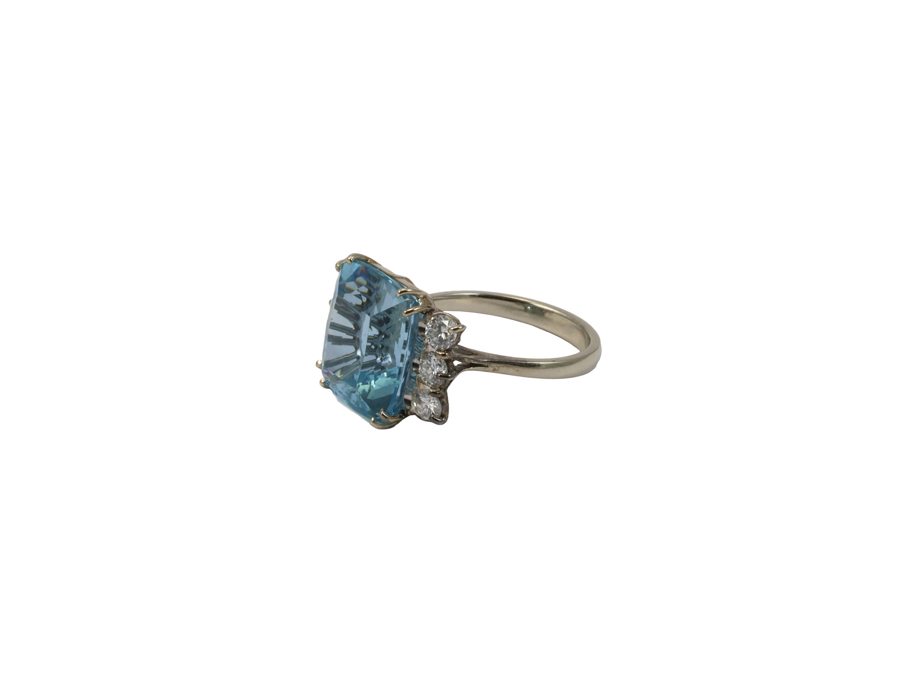 Anello in oro bianco, diamanti e acquamarina di ct 10