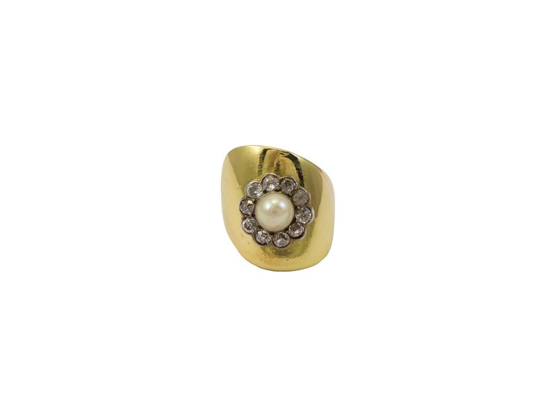 Anello a fascia in oro giallo e argento con diamanti e perla, Anni Ottanta