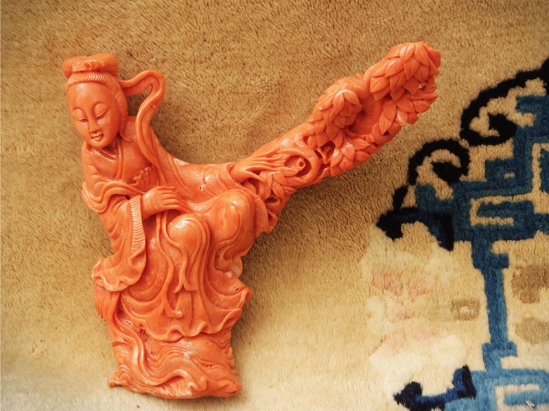 Figura di donna seduta in corallo inciso, Cina, dinastia Qing